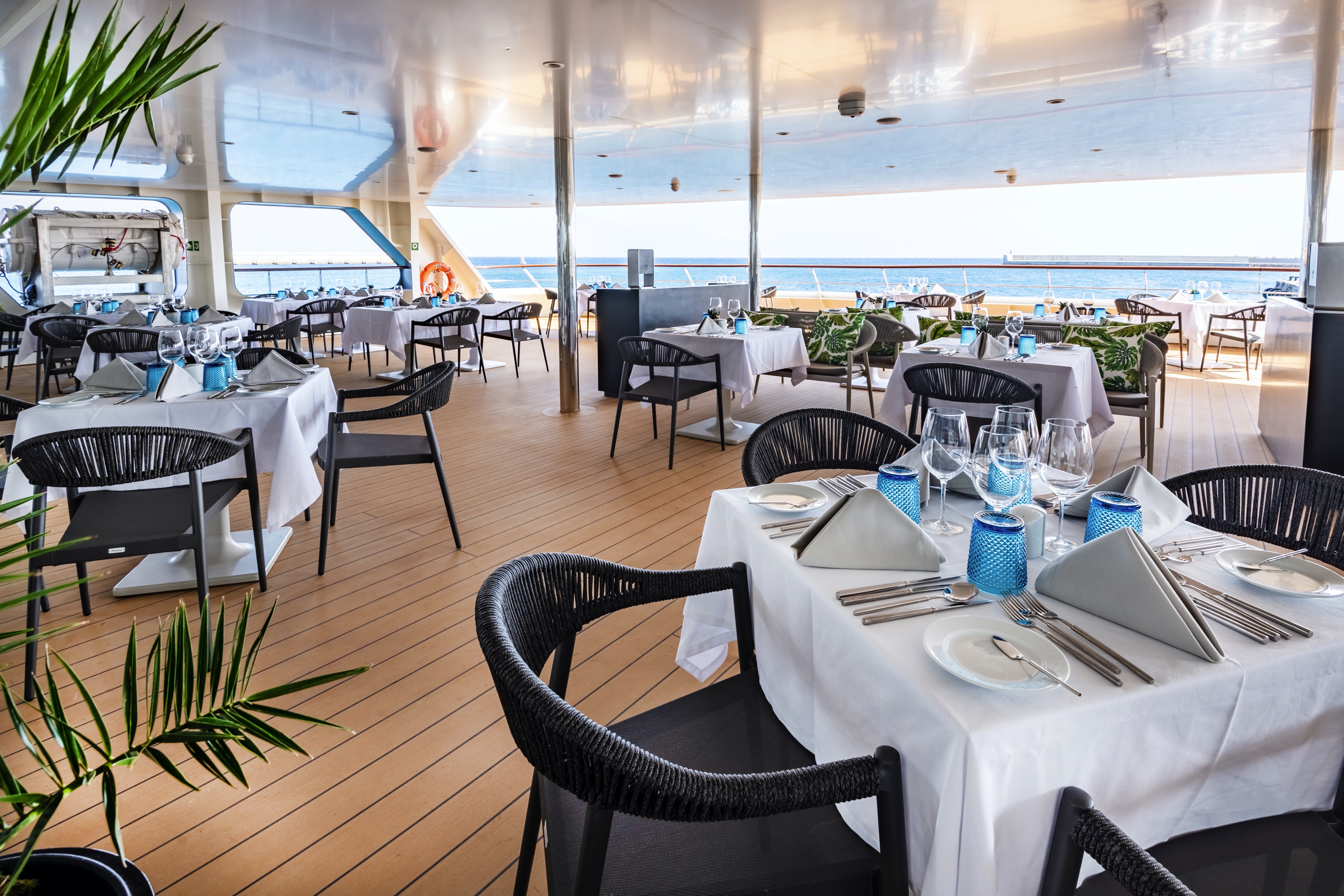 Lido Café & Alfresco Terrace on World Voyager